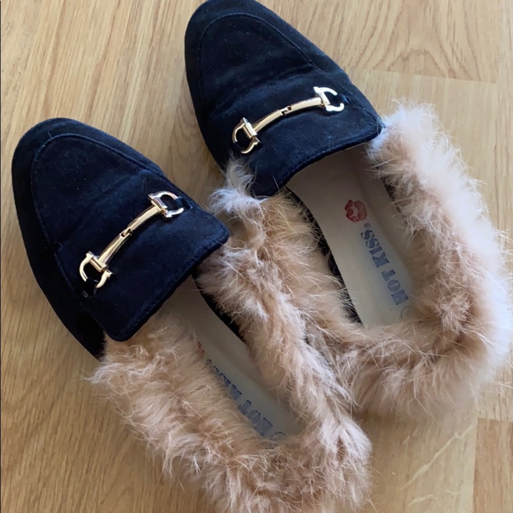 Black loafers with fur